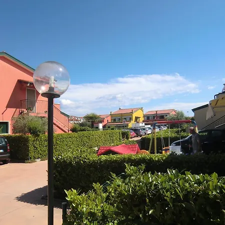 Villaggio Dei Fiori Con Piscina E Posto Incluso شقة